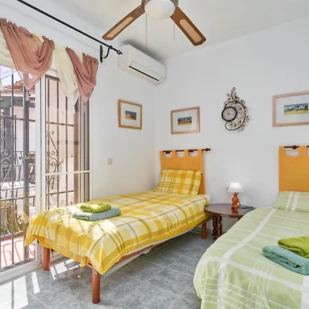 Charming Townhouse In Nueva Vakantiehuis Nerja