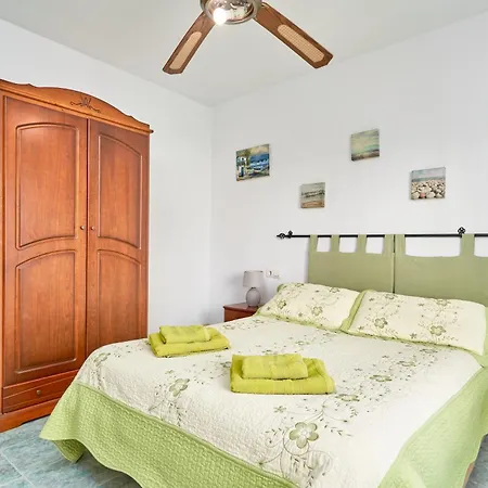 Charming Townhouse In Nueva Vakantiehuis