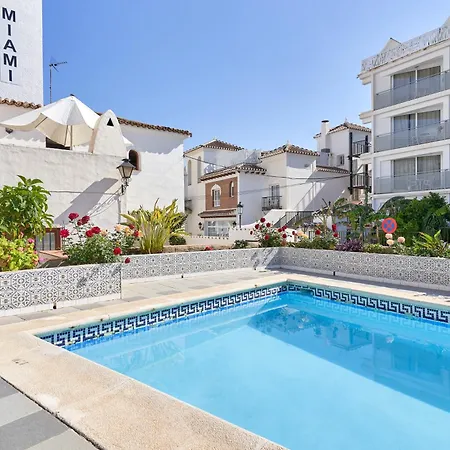 Charming Townhouse In Nueva Vakantiehuis *